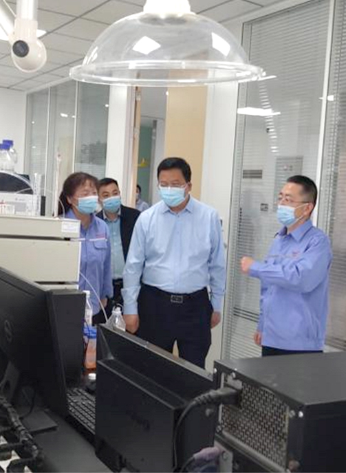 邹晓刚区长一行莅临yp街机电子产业园调研